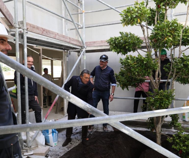 Le maire Yves Foulon assiste à la plantation d’un grand camélia au coeur du patio qui réunit le Tribunal de proximité, les services de la Police municipale et six nouveaux logements sociaux.