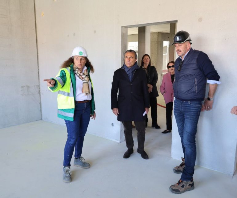 Le maire Yves Foulon, s’est assuré la semaine dernière du bon déroulement du chantier ©JC Lauchas