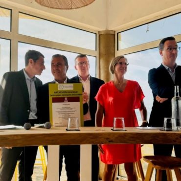 Le label Destination innovante durable (DID) est décerné par France Congrès événement et son président David Lisnard qui est également maire de Cannes. ©Ville d'Arcachon