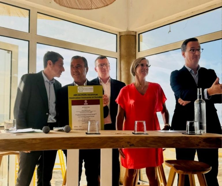 Le label Destination innovante durable (DID) est décerné par France Congrès événement et son président David Lisnard qui est également maire de Cannes. ©Ville d'Arcachon