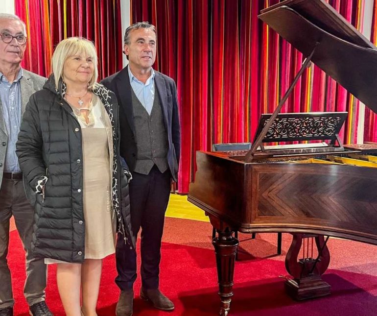 Cet acte de générosité et de transmission fut salué ce mardi en mairie en présence de son ancienne propriétaire, du maire Yves Foulon et de son adjoint à la culture Bernard Lummeaux ©JC Lauchas.