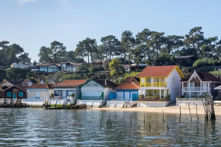 Le jolie village de l'herbe et ses cabanes colorées