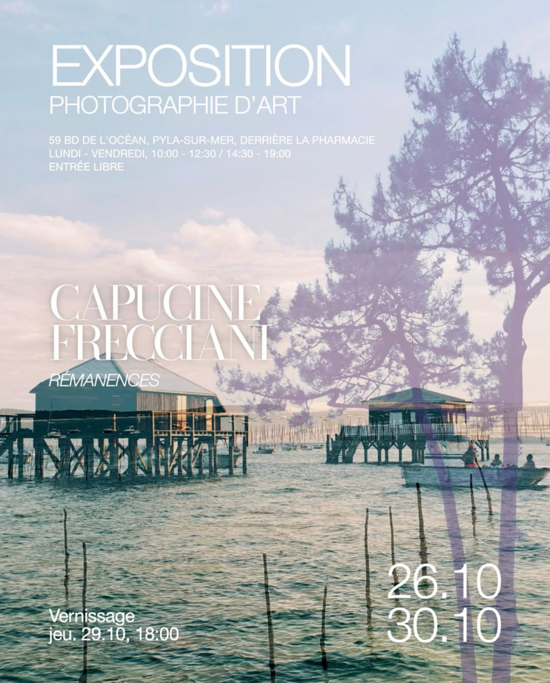 Affiche de l’exposition photographique « Rémanences » au Pyla, du 28 au 30 octobre, illustrée par les cabanes tchanquées du bassin d’Arcachon.