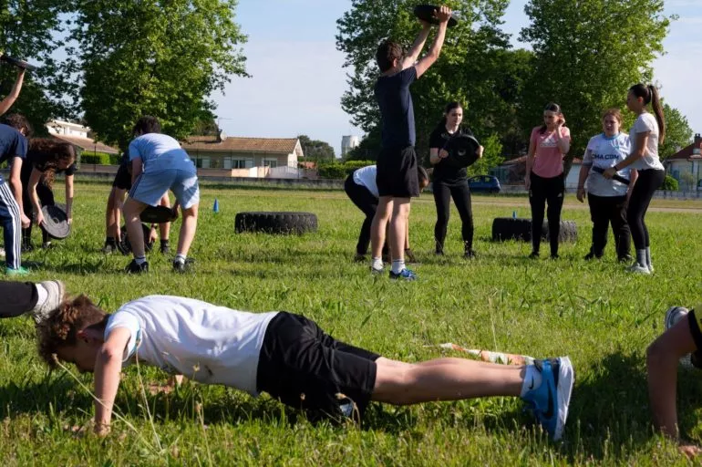 Les élèves ont participé à un parcours de type Ninja Warrior, une course d’orientation, un Wod, et un tir laser. ©BA120