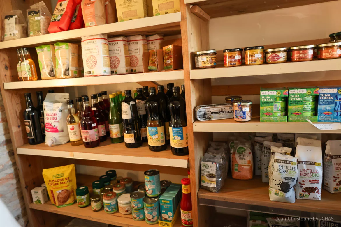 Portée par une association citoyenne, le but est de proposer une alternative conviviale et solidaire à la grande distribution.